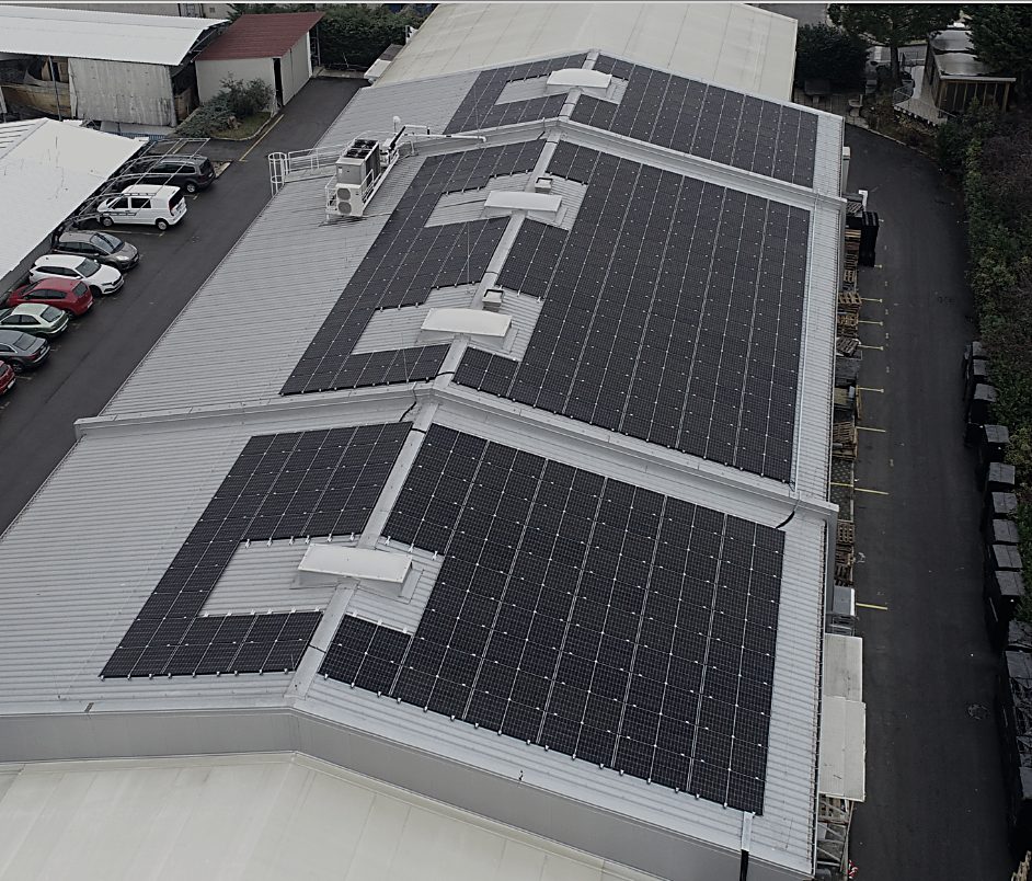 130 kW sončna elektrarna na strehi obrata